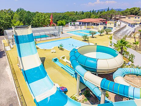Reuzenglijbanen en buitenzwembaden op camping CAPFUN Le Fréjus in Fréjus (83).