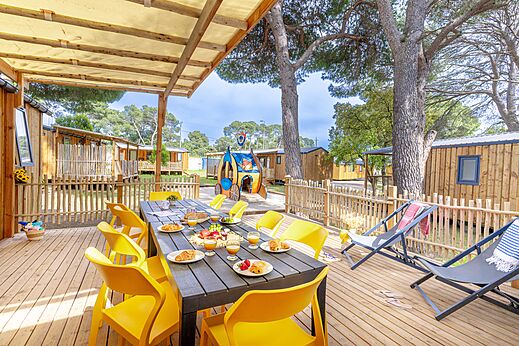 Ontbijt op Mobil-home terras bij CAPFUN Le Fréjus, Fréjus (83).