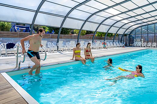 Overdekt zwembad met zwemmende vakantiegangers op camping CAPFUN Le Fréjus in Fréjus (83).