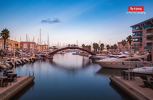 Jachthaven van Fréjus met boten en iconische brug.