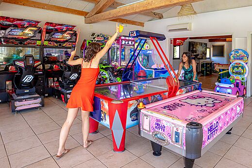 Speelzaal met arcadekasten en airhockey op camping CAPFUN Le Fréjus in Fréjus (83).