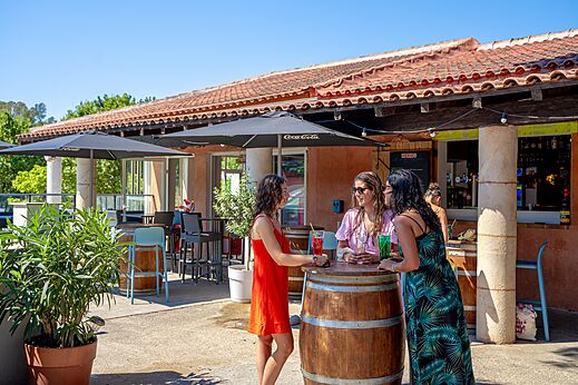 Buitenbar met gasten en drankjes op camping CAPFUN Le Fréjus in Fréjus (83).