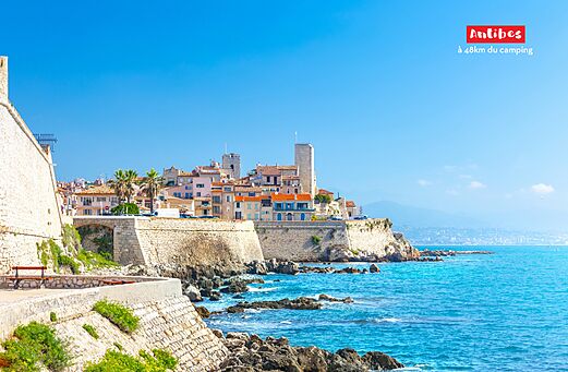 Oude vestingstad Antibes en Middellandse Zee, een plek om te bezoeken.