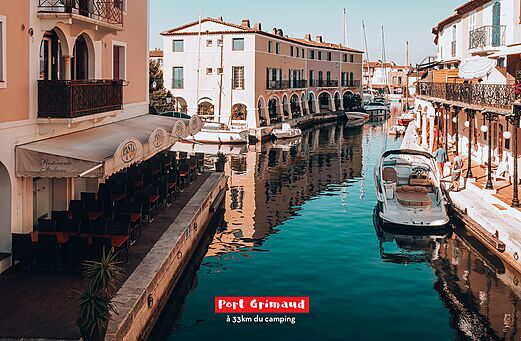 Kanalen, boten en kleurrijke huizen van Port Grimaud, stad te bezoeken nabij Fréjus.