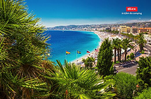 Beroemde Promenade des Anglais en kiezelstrand in Nice, Côte d'Azur.
