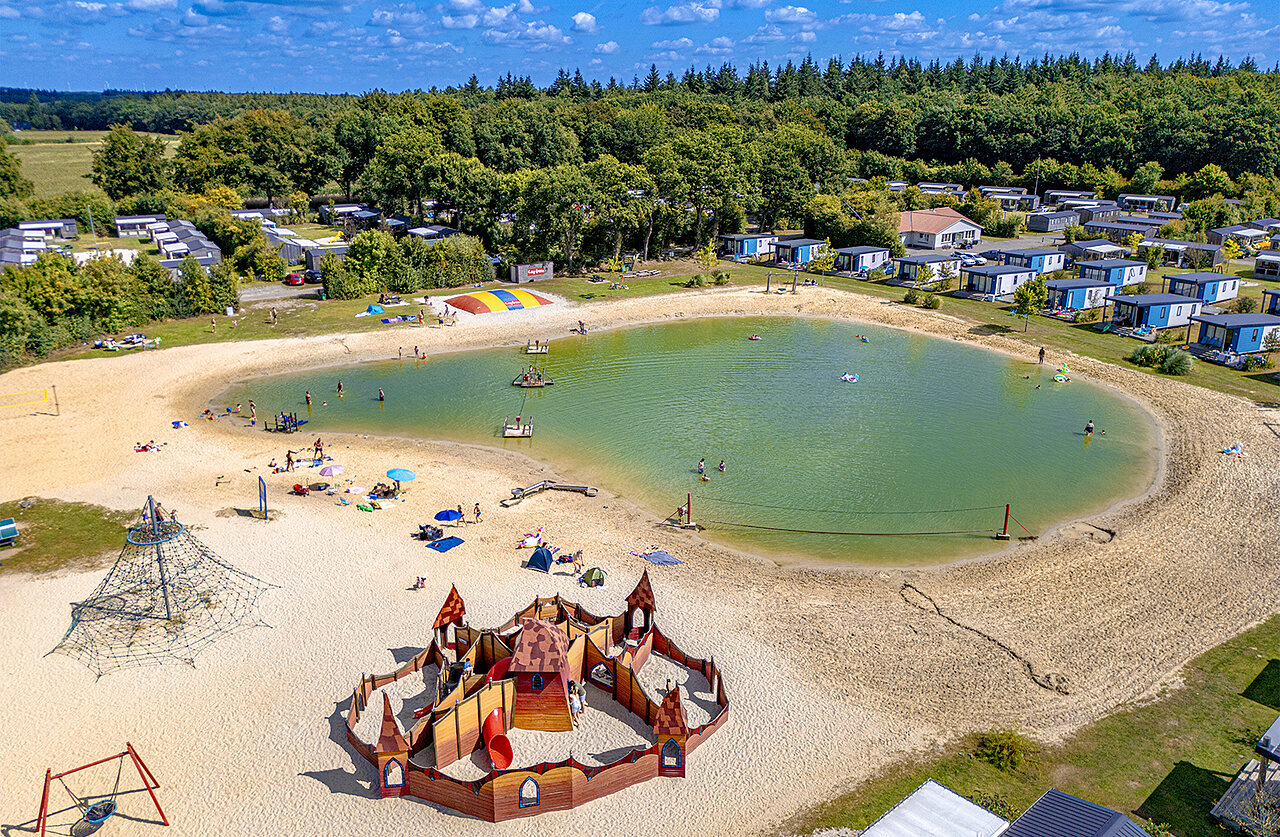 Zandstrand, natuurlijke zwemvijver, speeltuinen op camping CAPFUN De Fruithof in Klijndijk.
