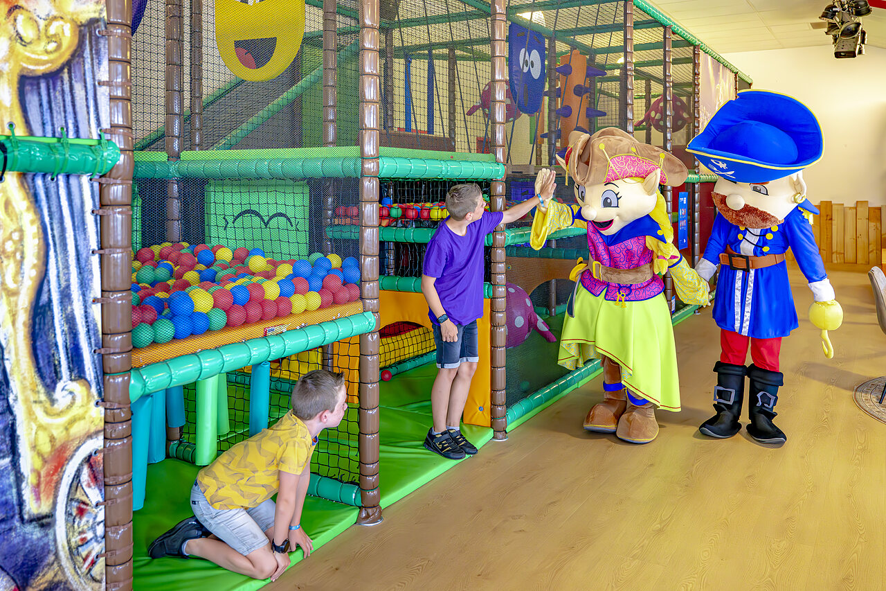 Indoor speeltuin met ballenbak en mascottes op camping CAPFUN De Fruithof in Klijndijk