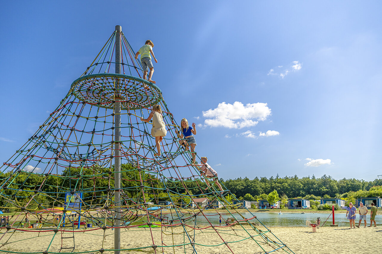 Kinderen op de klimpiramide, strand op camping CAPFUN De Fruithof in Klijndijk.