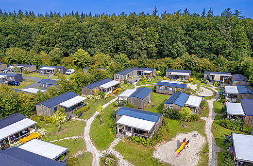 Moderne stacaravans met terrassen, luchtfoto op camping CAPFUN De Fruithof in Klijndijk.