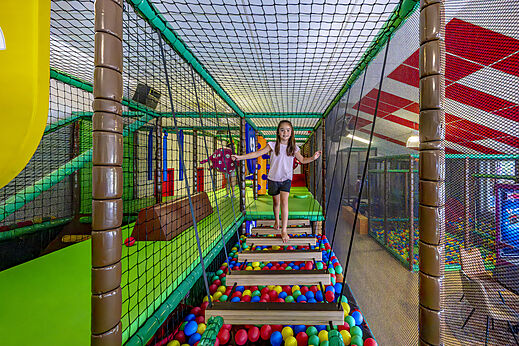 Binnenspeeltuin, ballenbak op camping CAPFUN De Fruithof in Klijndijk.
