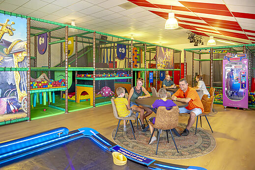 Grote binnenspeeltuin voor kinderen op CAPFUN De Fruithof, Klijndijk.
