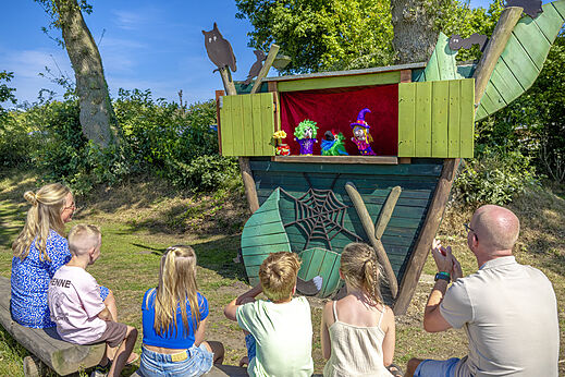Poppenkastvoorstelling voor kinderen met een familie op camping CAPFUN De Fruithof in Klijndijk.