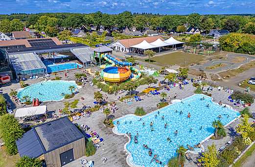 Luchtfoto van waterpark, glijbanen en zwembaden op camping CAPFUN De Fruithof in Klijndijk.