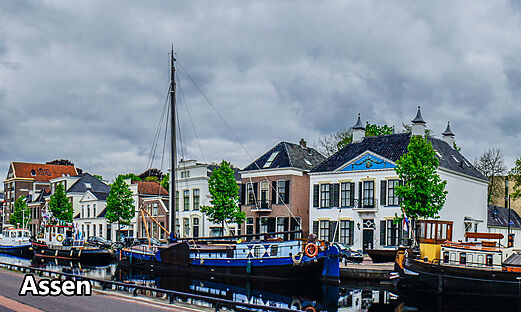 Kanaal met boten en historische huizen in Assen, Drenthe, Nederland.