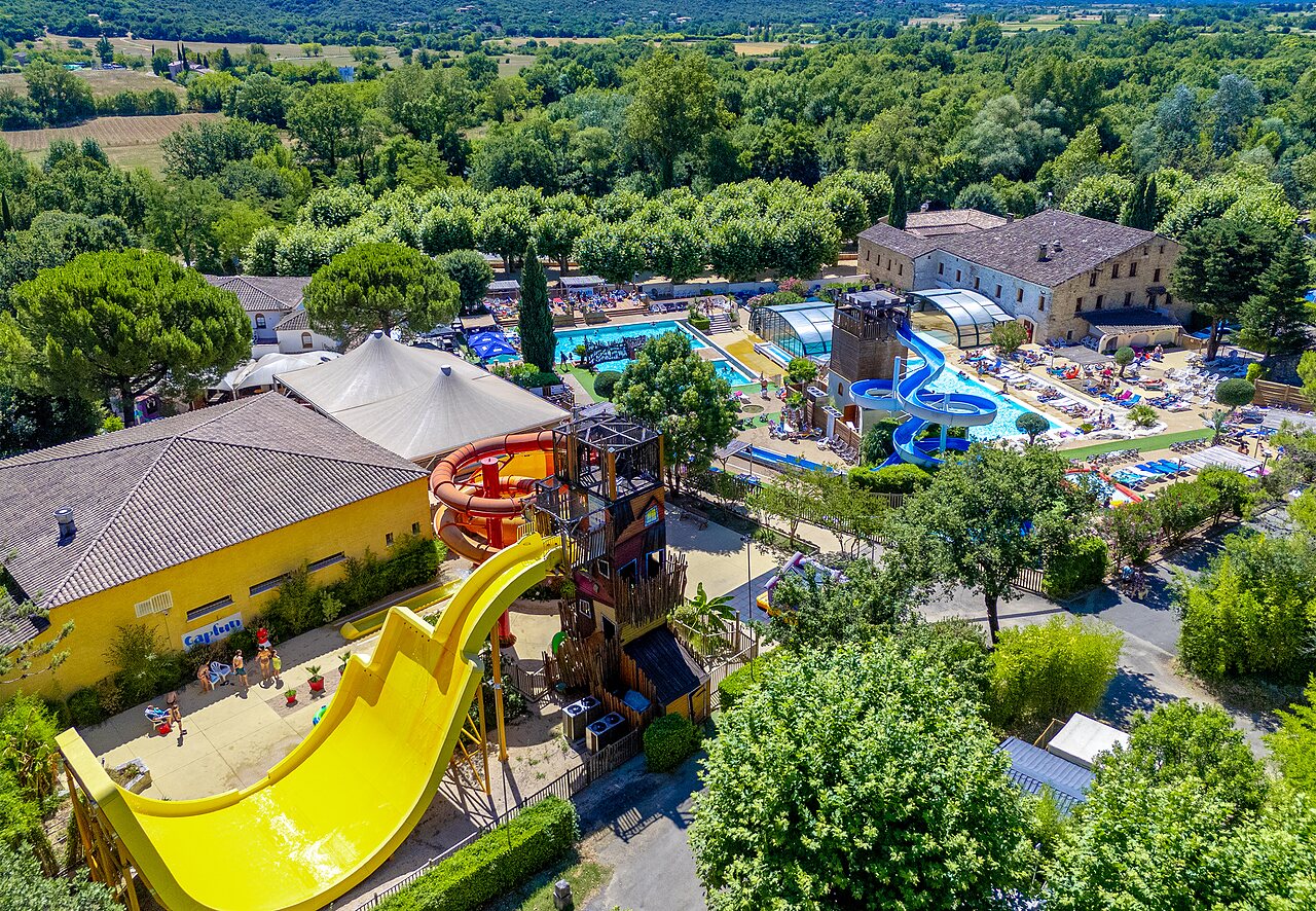 Luchtfoto van waterpark met reuzenglijbanen en zwembaden op camping CAPFUN Fumades in ALLEGRE-LES-FUMADES (30).