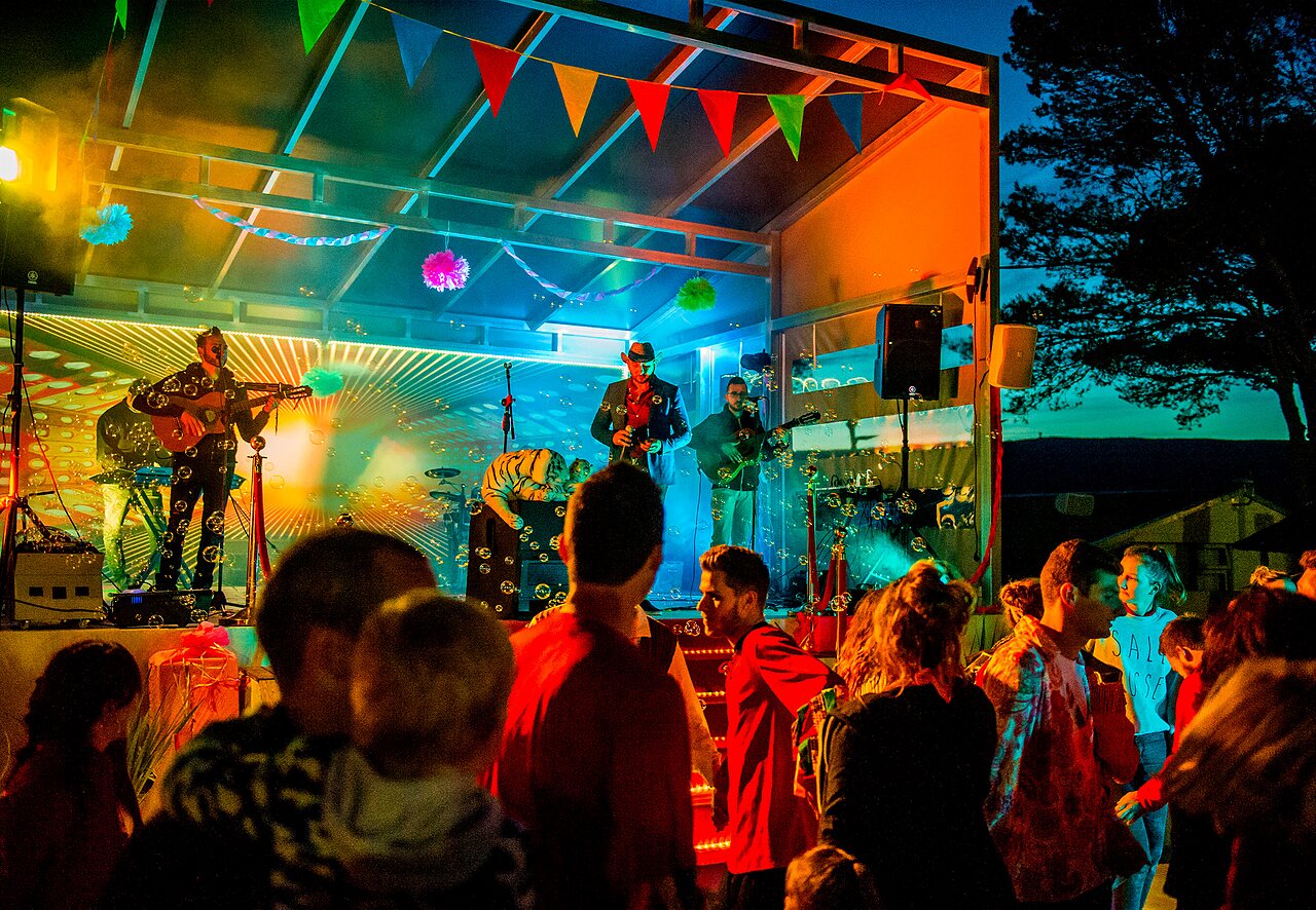 Live muziekconcert, kleurrijke lichten en bellen op camping CAPFUN Fumades in ALLEGRE-LES-FUMADES (30).