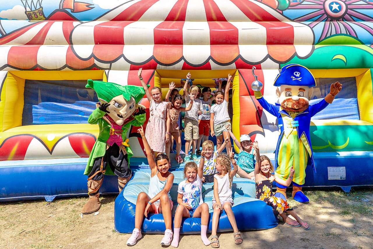 Kinderen en mascottes voor springkasteel op camping CAPFUN Fumades in ALLEGRE-LES-FUMADES.