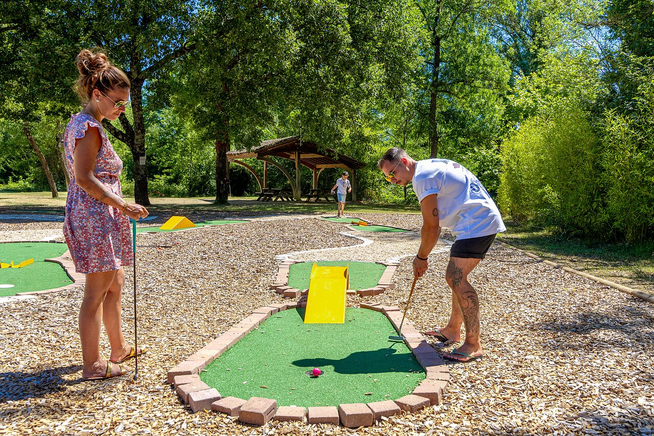 Familie minigolf met leuke buitenbaan op camping CAPFUN Fumades in ALLEGRE-LES-FUMADES (30).