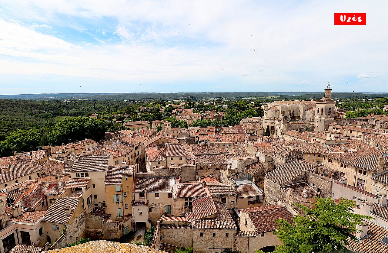 Historische stad Uz�s, pannendaken en bisschopstoren, te bezoeken.
