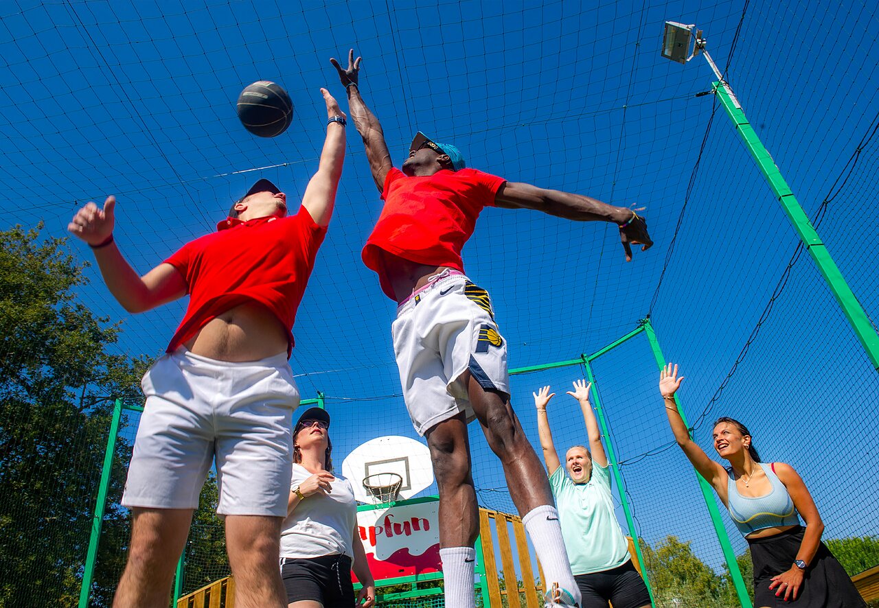 Basketbalactie op multisportterrein bij camping CAPFUN Fumades in ALLEGRE-LES-FUMADES.