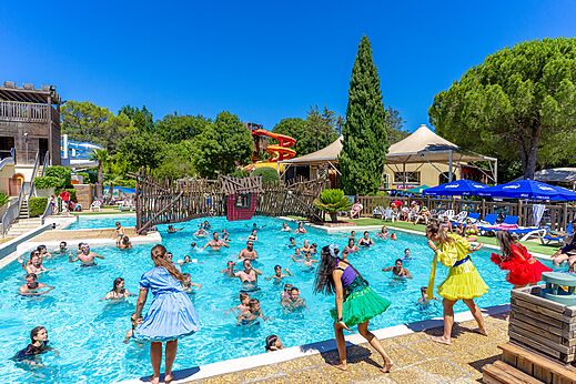 Verwarmd buitenzwembad met animatie en glijbanen op camping CAPFUN Fumades in ALLEGRE-LES-FUMADES (30).