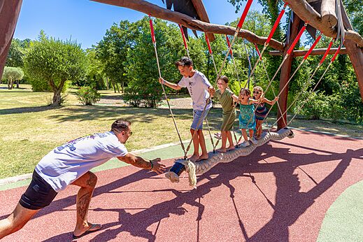Speeltoestel met touwbrug voor kinderen en volwassene op camping CAPFUN Fumades in ALLEGRE-LES-FUMADES (30).