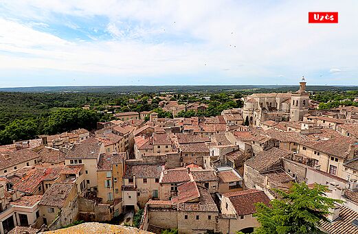 Luchtfoto van Uzès, historische stad met kathedraal, te bezoeken nabij de camping.