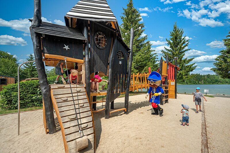 Carabouille Speeltuin - Houten kasteel speeltuin, kinderen, mascotte, meer bij camping CAPFUN Fuvettes in Malbuisson (25).