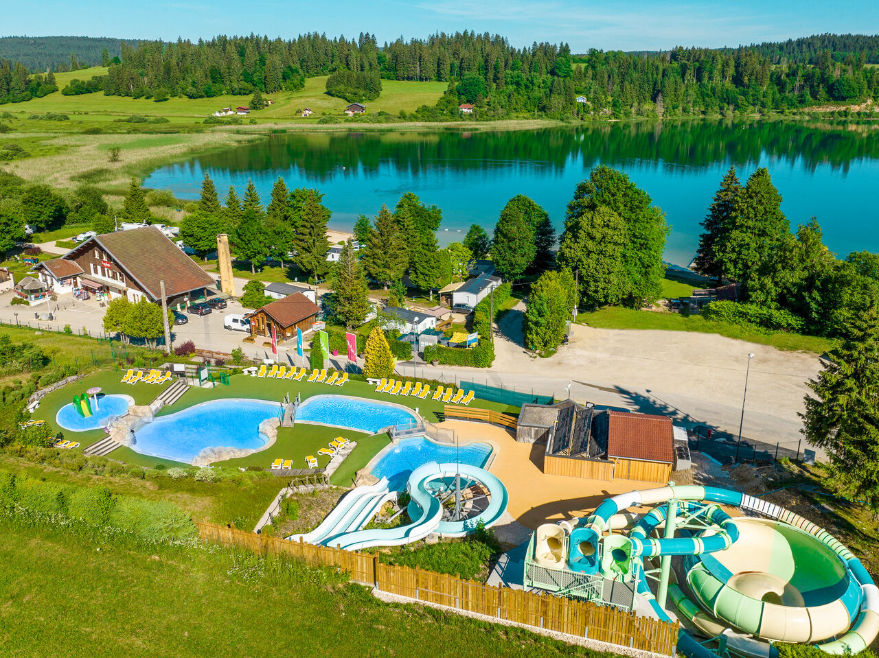 Waterpark met reuzenglijbanen en buitenzwembaden op camping CAPFUN Fuvettes in Malbuisson (25).