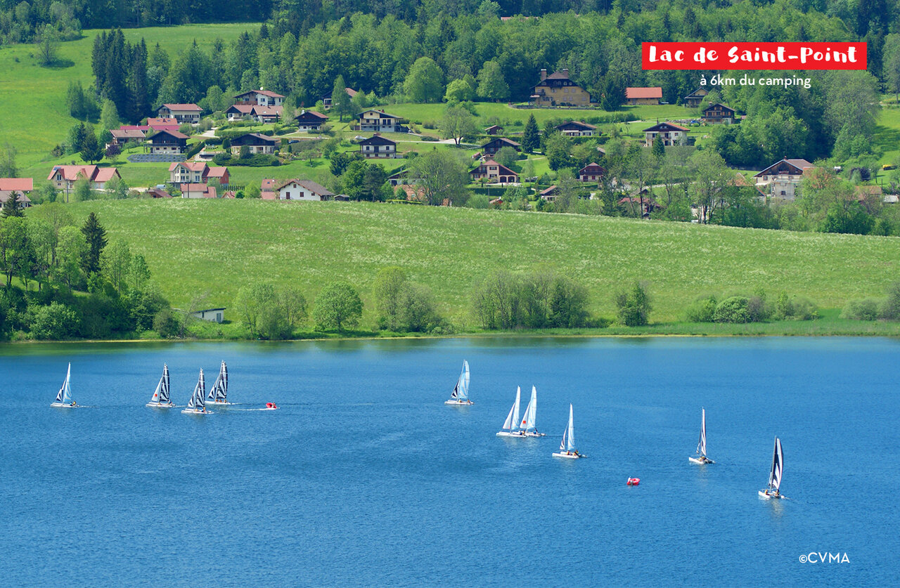 Zeilboten op het Lac de Saint-Point, wateractiviteit nabij Malbuisson, Jura.