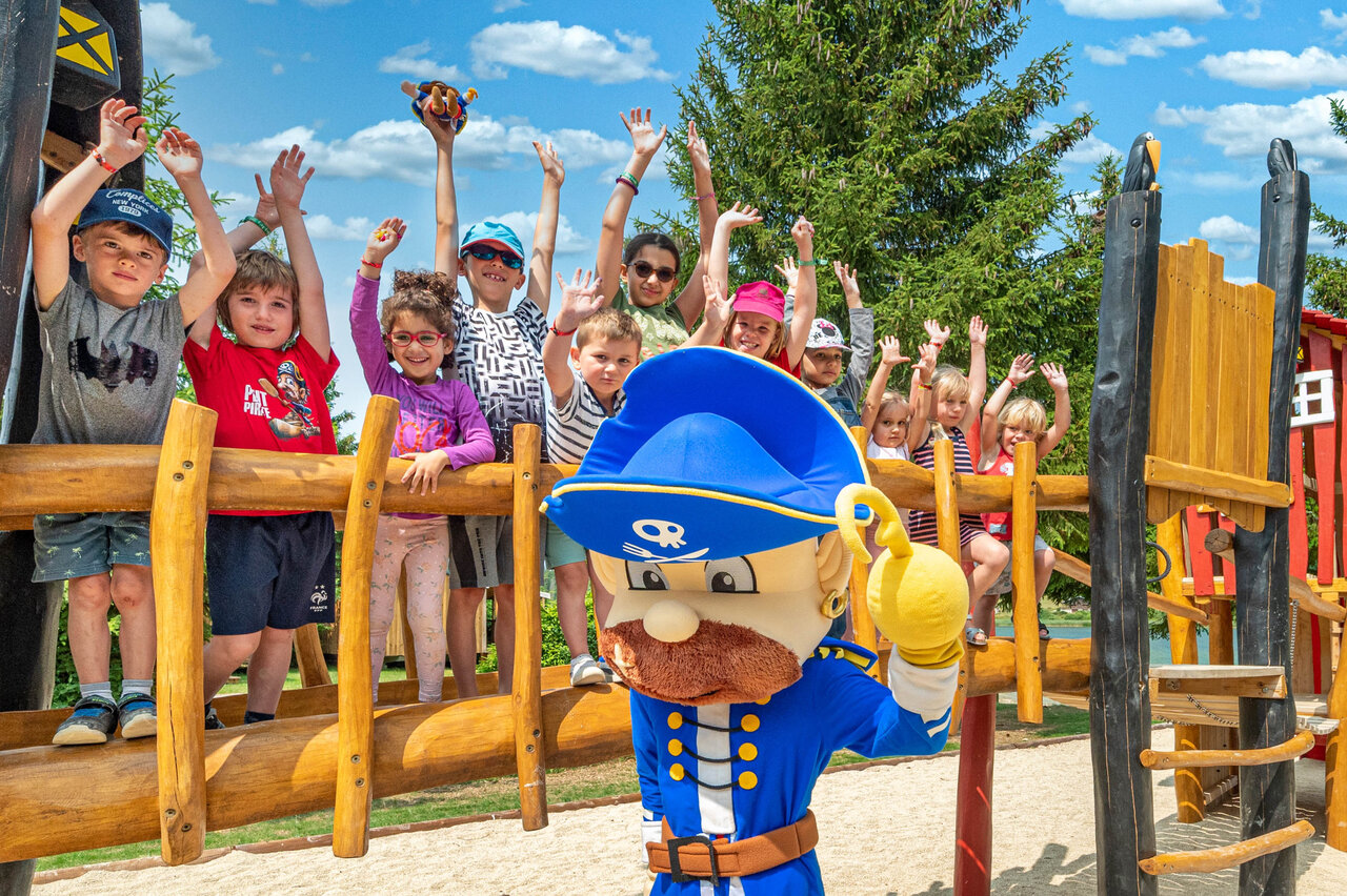Piratenmascotte, kinderen op speeltuin op camping CAPFUN Fuvettes in Malbuisson.