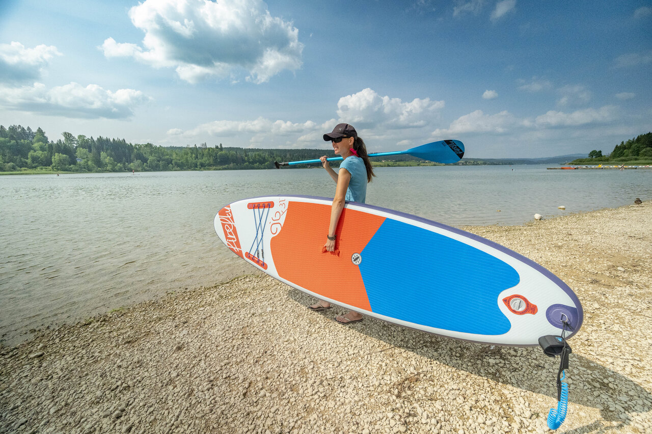 Paddleboard en peddel aan het meer, CAPFUN Fuvettes in Malbuisson.