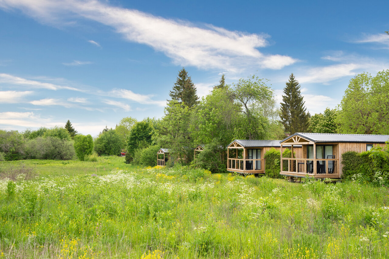 Houten stacaravans met terrassen, groene natuur op camping CAPFUN Fuvettes in Malbuisson (25).