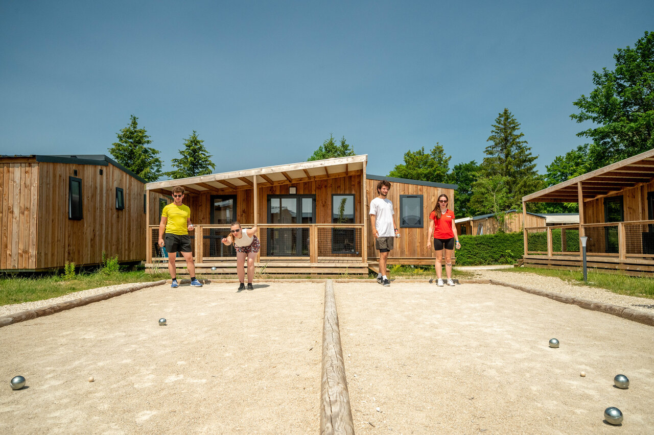 Jeu de boulesbaan met spelers en accommodaties op camping CAPFUN Fuvettes in Malbuisson (25).