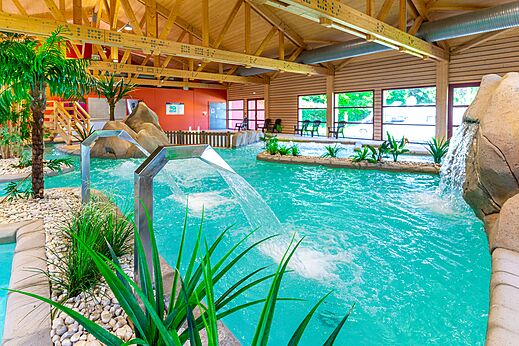 Binnenzwembad met waterstralen en tropische inrichting op camping CAPFUN Fuvettes in Malbuisson (25).