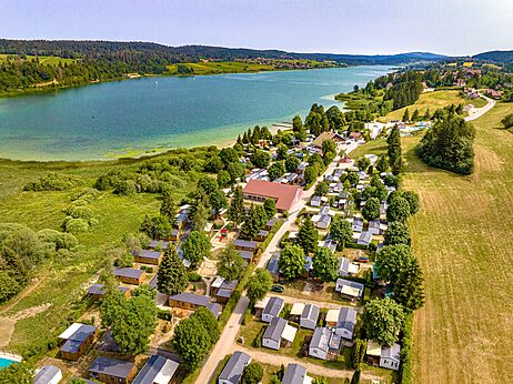 Luchtfoto van de camping met stacaravans en meer, op camping CAPFUN Fuvettes in Malbuisson (25).