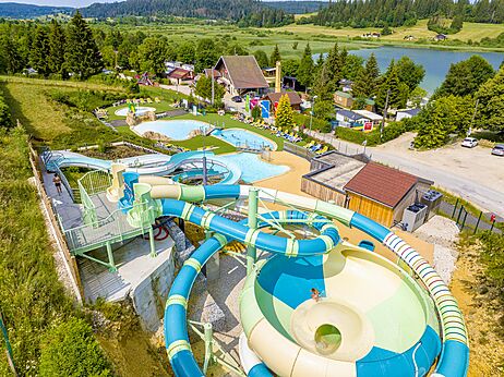 Reusachtige waterglijbanen en buitenzwembaden op camping CAPFUN Fuvettes in Malbuisson (25).