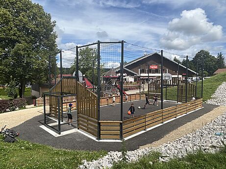 Multisportterrein met kinderen die voetballen op camping CAPFUN Fuvettes in Malbuisson (25).