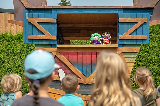 Poppenkastvoorstelling voor kinderen op buitenpodium op camping CAPFUN Fuvettes in Malbuisson (25).