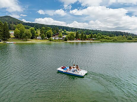 Familie op waterfiets op het meer, watersportactiviteiten op camping CAPFUN Fuvettes in Malbuisson.