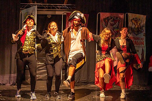 Animatieteam verkleed als piraten op podium op camping CAPFUN Fuvettes in Malbuisson (25).