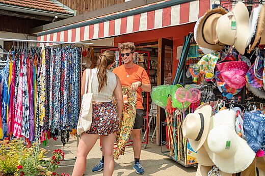 Winkel, kleding op camping CAPFUN Fuvettes in Malbuisson (25).