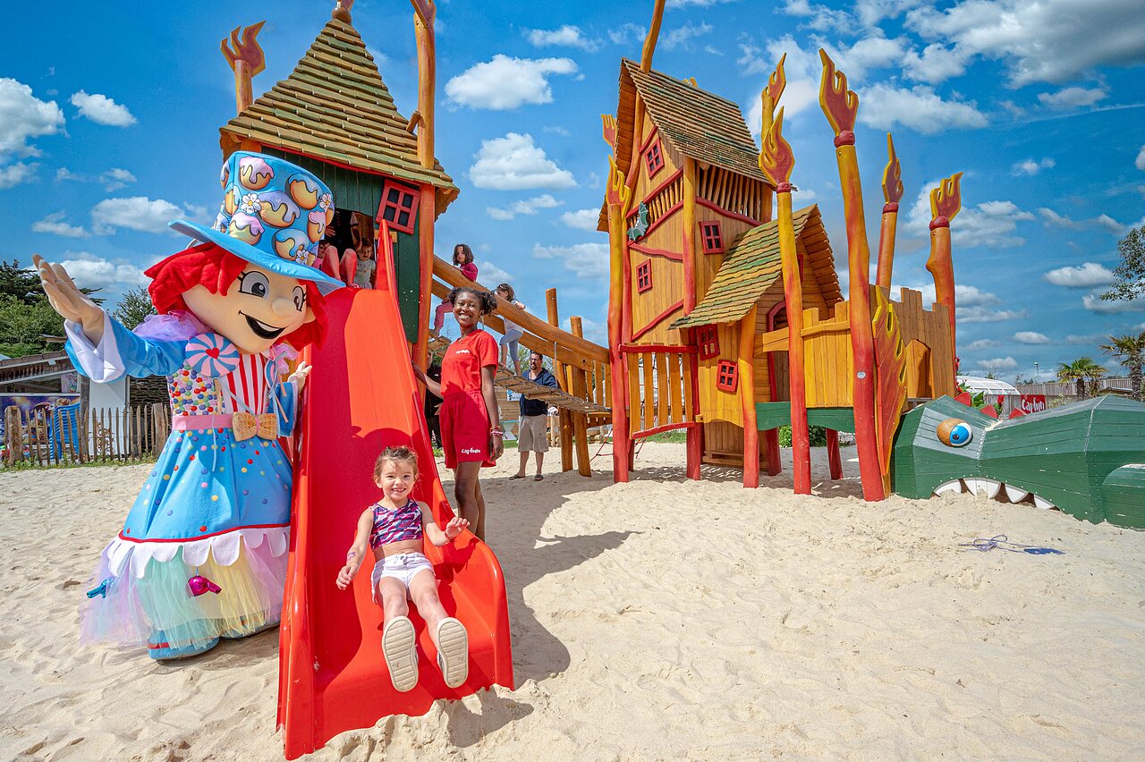 Mascotte, glijbaan en kinderspeeltuin op camping CAPFUN Golf in SAINT JEAN DE LA RIVIERE (50).