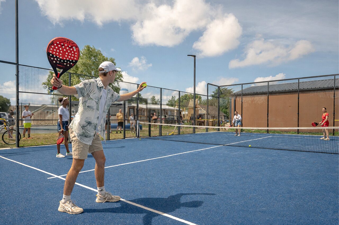 Padelspelers op blauw veld bij CAPFUN Golf, SAINT JEAN DE LA RIVIERE (50).