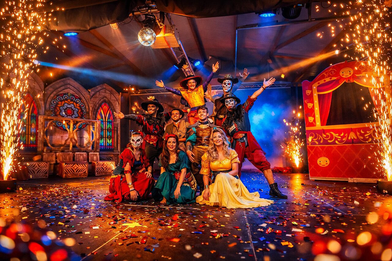 Animatieshow, verklede artiesten, pyrotechniek bij CAPFUN Golf in SAINT JEAN DE LA RIVIERE (50).