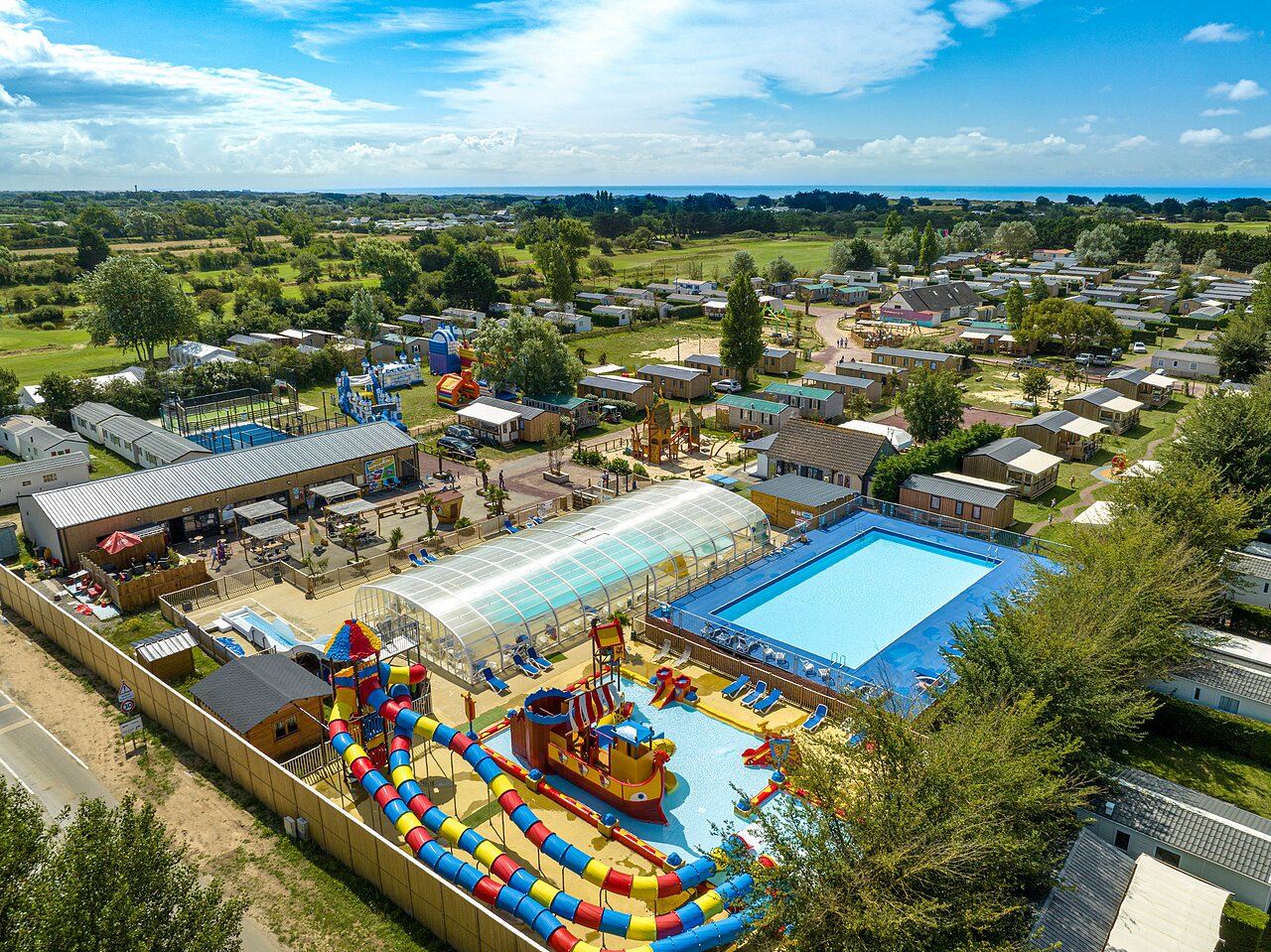 Waterpark, zwembaden, stacaravans op camping CAPFUN Golf in SAINT JEAN DE LA RIVIERE (50).