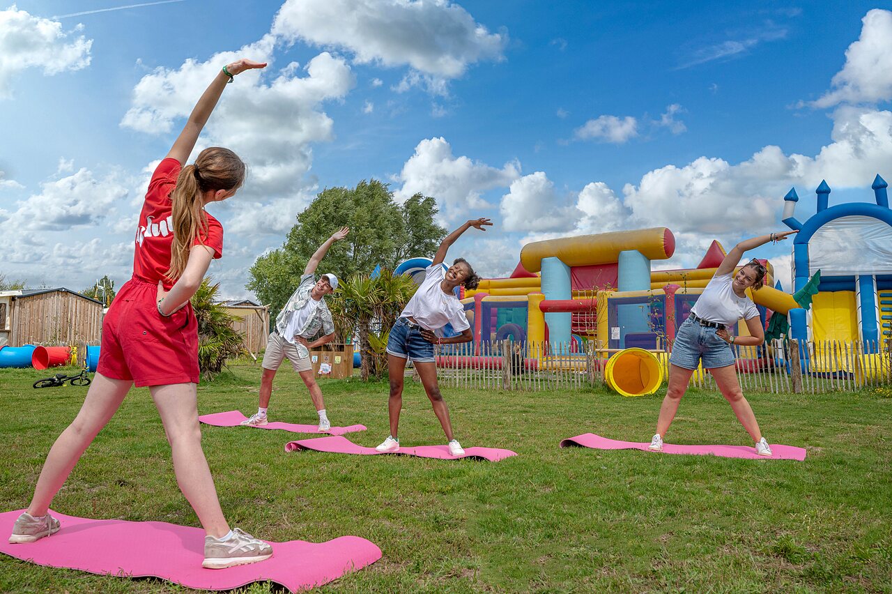 Fitness animatie met springkastelen op camping CAPFUN Golf in SAINT JEAN DE LA RIVIERE (50).