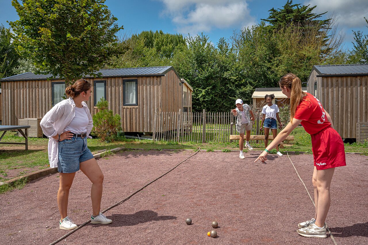 Petanque en stacaravans bij CAPFUN Golf, SAINT JEAN DE LA RIVIERE (50).