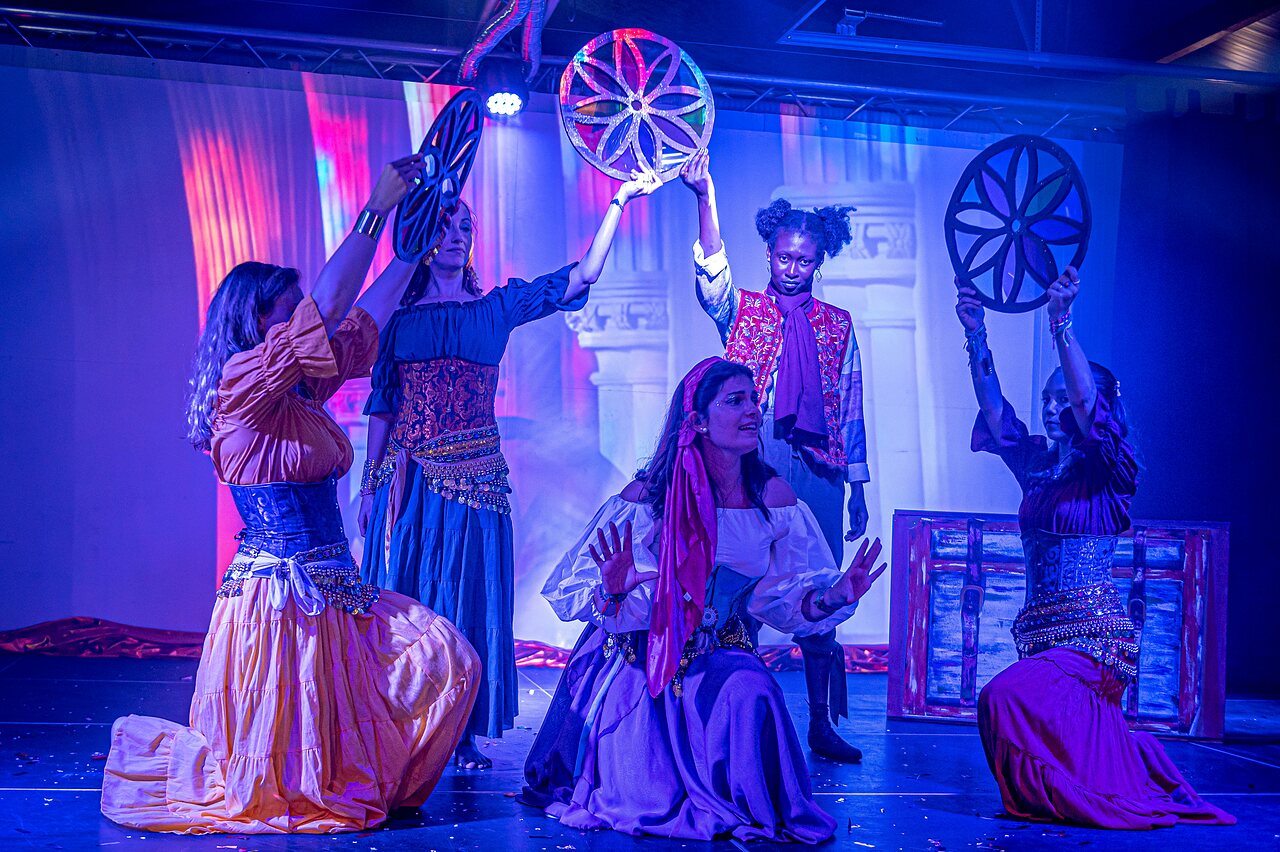 Animatieshow met verklede dansers op camping CAPFUN Golf in SAINT JEAN DE LA RIVIERE (50).