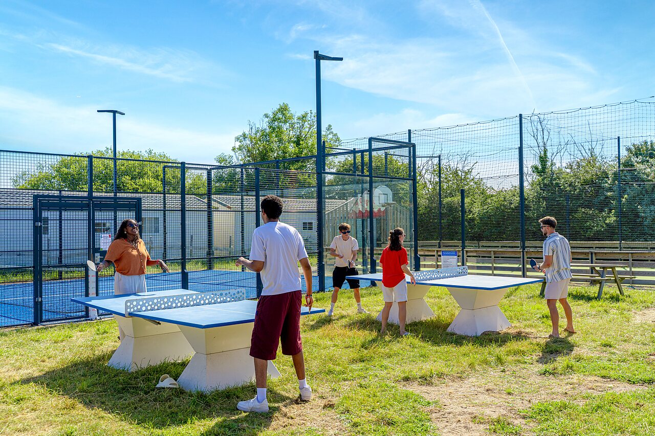 Tafeltenniswedstrijd op camping CAPFUN Golf in SAINT JEAN DE LA RIVIERE (50).
